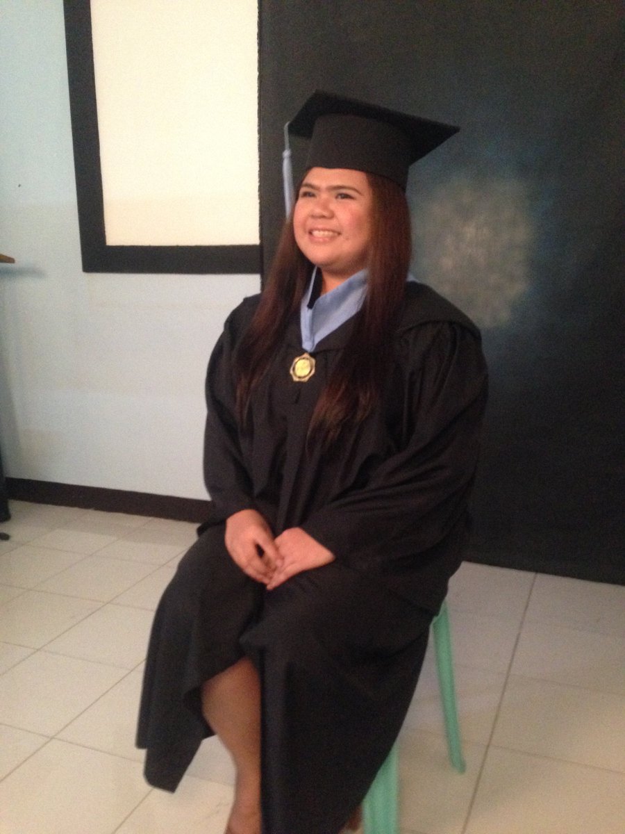 laneeylen's tweet image. Tangina hirap mag pa kuha pag puro sila nag papatawa #GradPic #lit📛