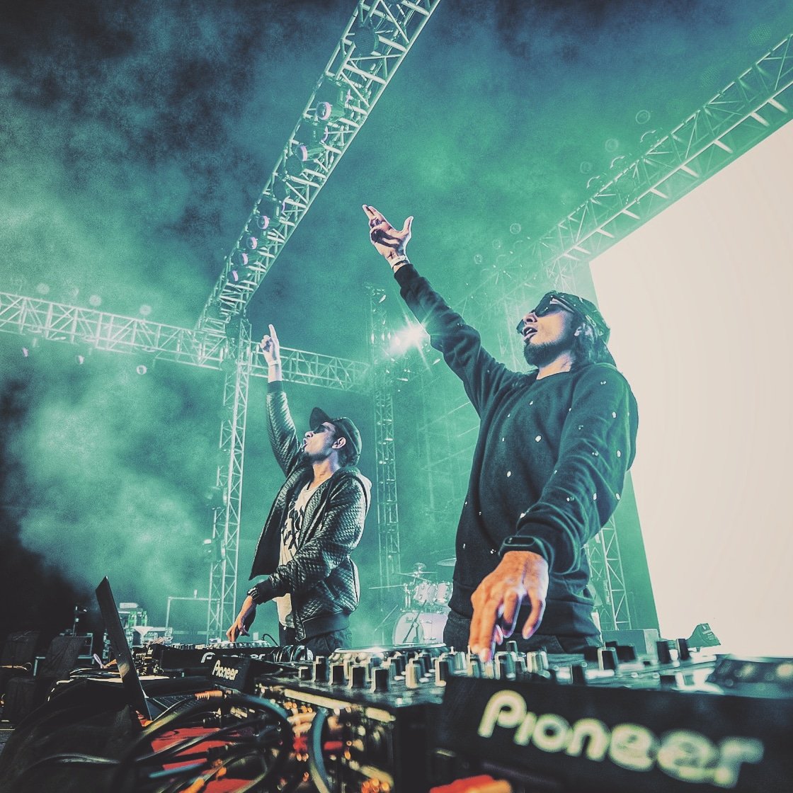 O2SRK's tweet photo. If music is magic then we are magician's
#WorldDJDay #o2srk #weekend #2018 https://t.co/AVuJmC5NpA