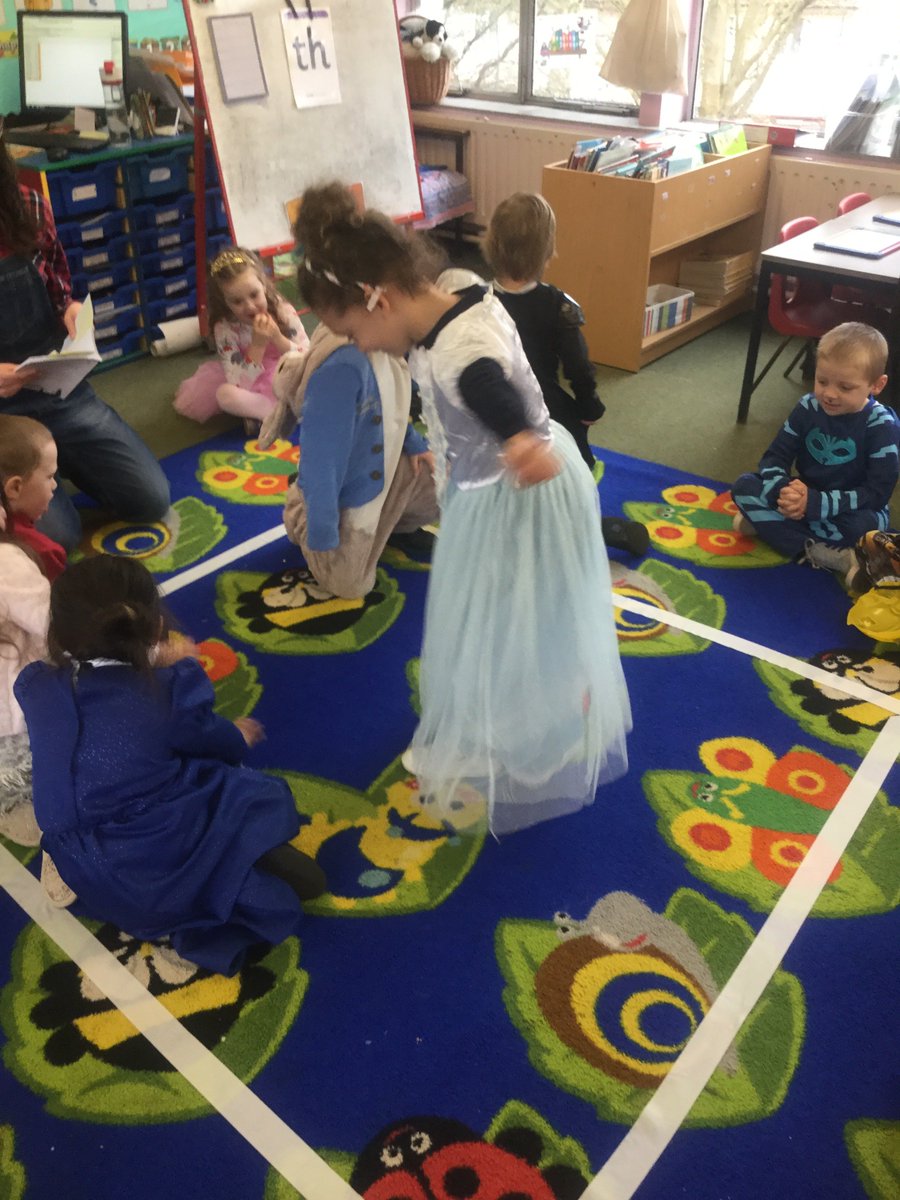 ashclass_TIS's tweet photo. Some fantastic oral story telling and acting today as part of our belated #WorldBookDay2018 #helicopterstories https://t.co/RmCsVhtyOQ