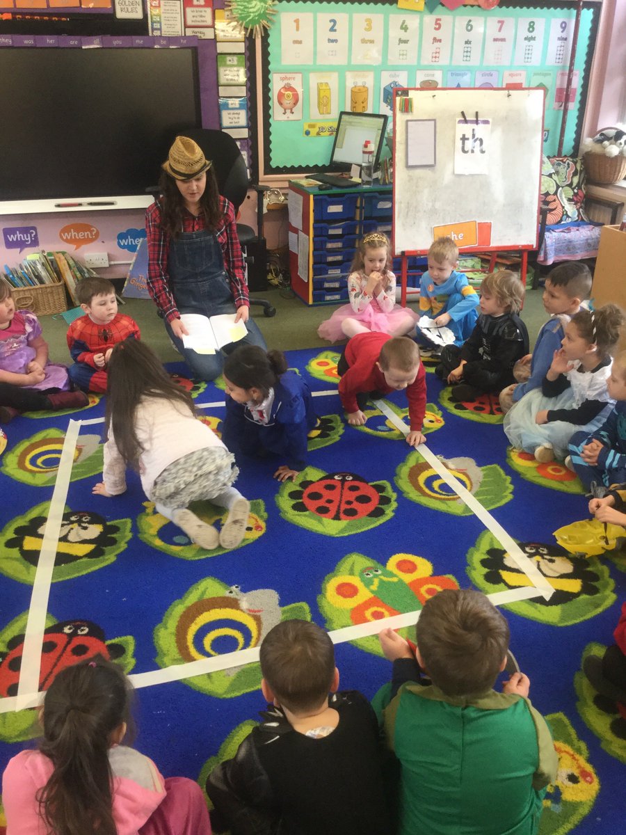 ashclass_TIS's tweet photo. Some fantastic oral story telling and acting today as part of our belated #WorldBookDay2018 #helicopterstories https://t.co/RmCsVhtyOQ