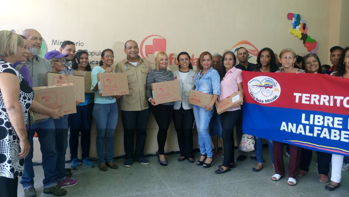 CDCEAragua's tweet photo. Autoridad Única en Educación profesor @leoalvacabrera en compañía de @christianba81 y @araguafsr realizaron la entrega de más de 150 Equipos Canaima a docentes y estudiantes de la Misión Robinson 2 Productivo #VeQRProtecciónDelPueblo @NicolasMaduro @JauaMiranda @leoalvacabrera https://t.co/bRcwmJWazQ