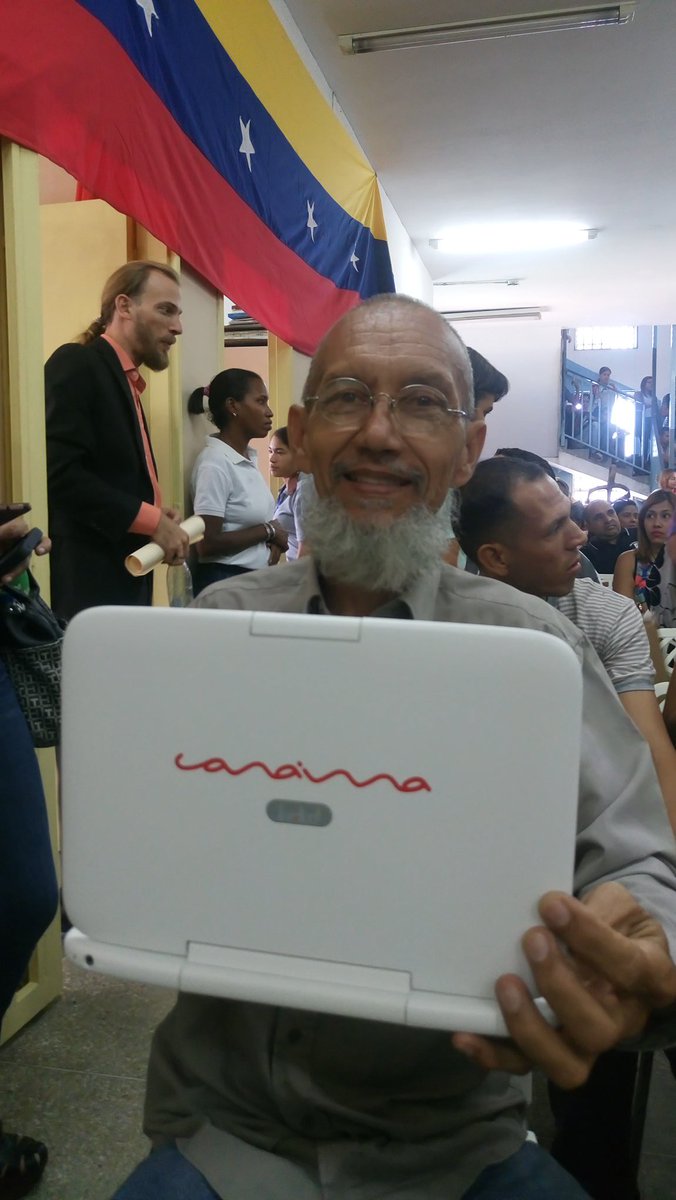 CDCEAragua's tweet photo. Autoridad Única en Educación profesor @leoalvacabrera en compañía de @christianba81 y @araguafsr realizaron la entrega de más de 150 Equipos Canaima a docentes y estudiantes de la Misión Robinson 2 Productivo #VeQRProtecciónDelPueblo @NicolasMaduro @JauaMiranda @leoalvacabrera https://t.co/bRcwmJWazQ