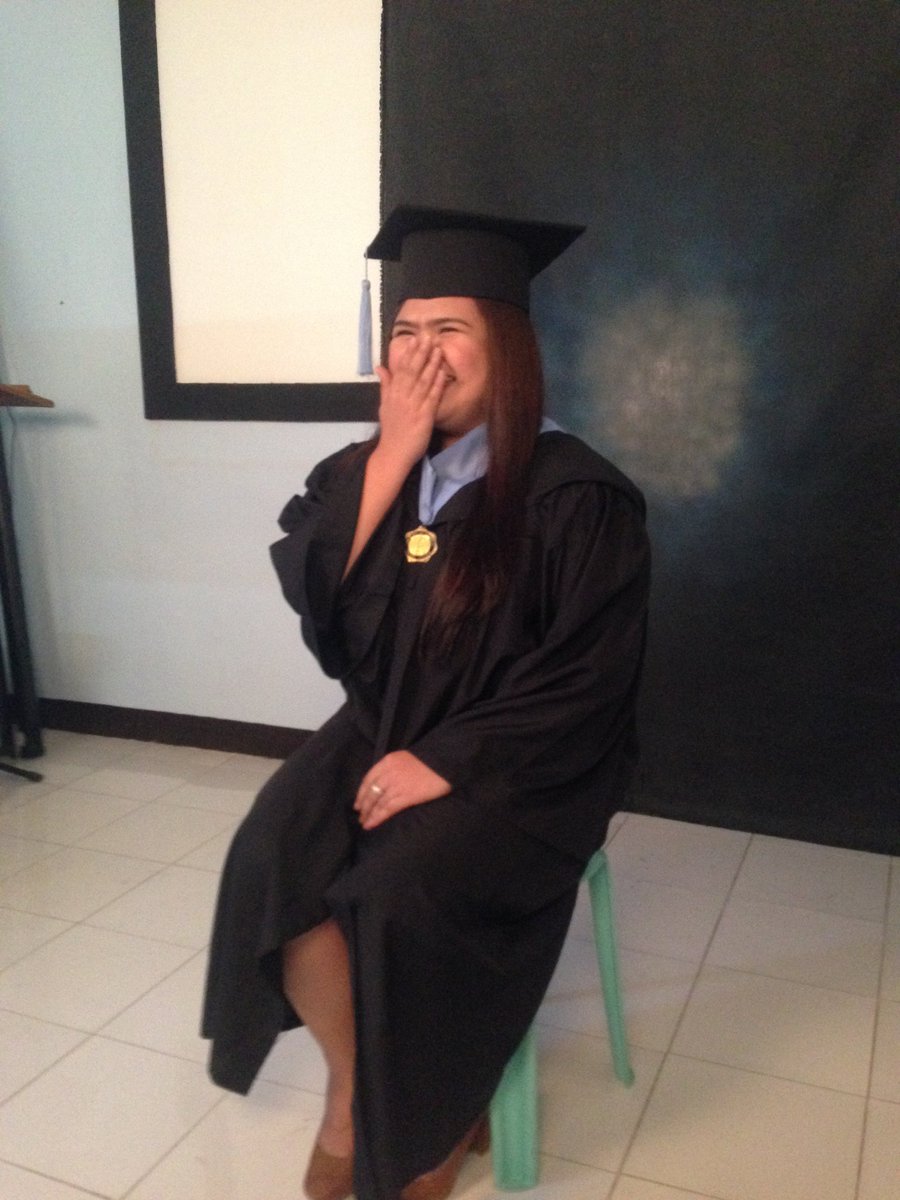 laneeylen's tweet image. Tangina hirap mag pa kuha pag puro sila nag papatawa #GradPic #lit📛