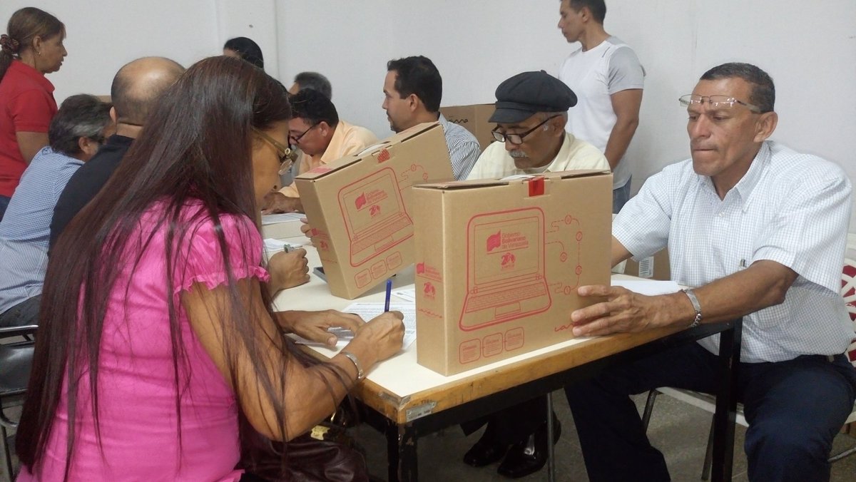 CDCEAragua's tweet photo. Autoridad Única en Educación profesor @leoalvacabrera en compañía de @christianba81 y @araguafsr realizaron la entrega de más de 150 Equipos Canaima a docentes y estudiantes de la Misión Robinson 2 Productivo #VeQRProtecciónDelPueblo @NicolasMaduro @JauaMiranda @leoalvacabrera https://t.co/bRcwmJWazQ