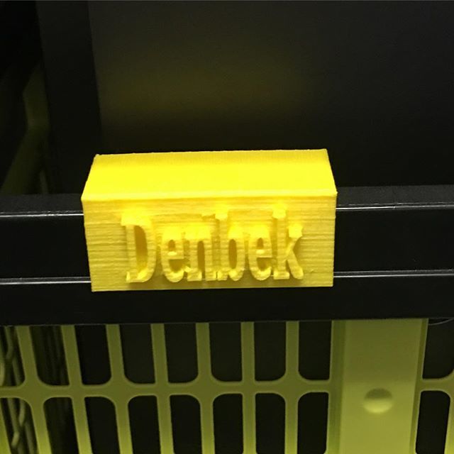 wwlibrarian's tweet photo. We were going through tons of Post-its labeling our tech baskets awaiting delivery. This tag I 3D printed sits on the rim of the basket and is reusable. #3dprinting #makerbotmini https://t.co/ARlHdbqpCo https://t.co/9Jri3h6hR8