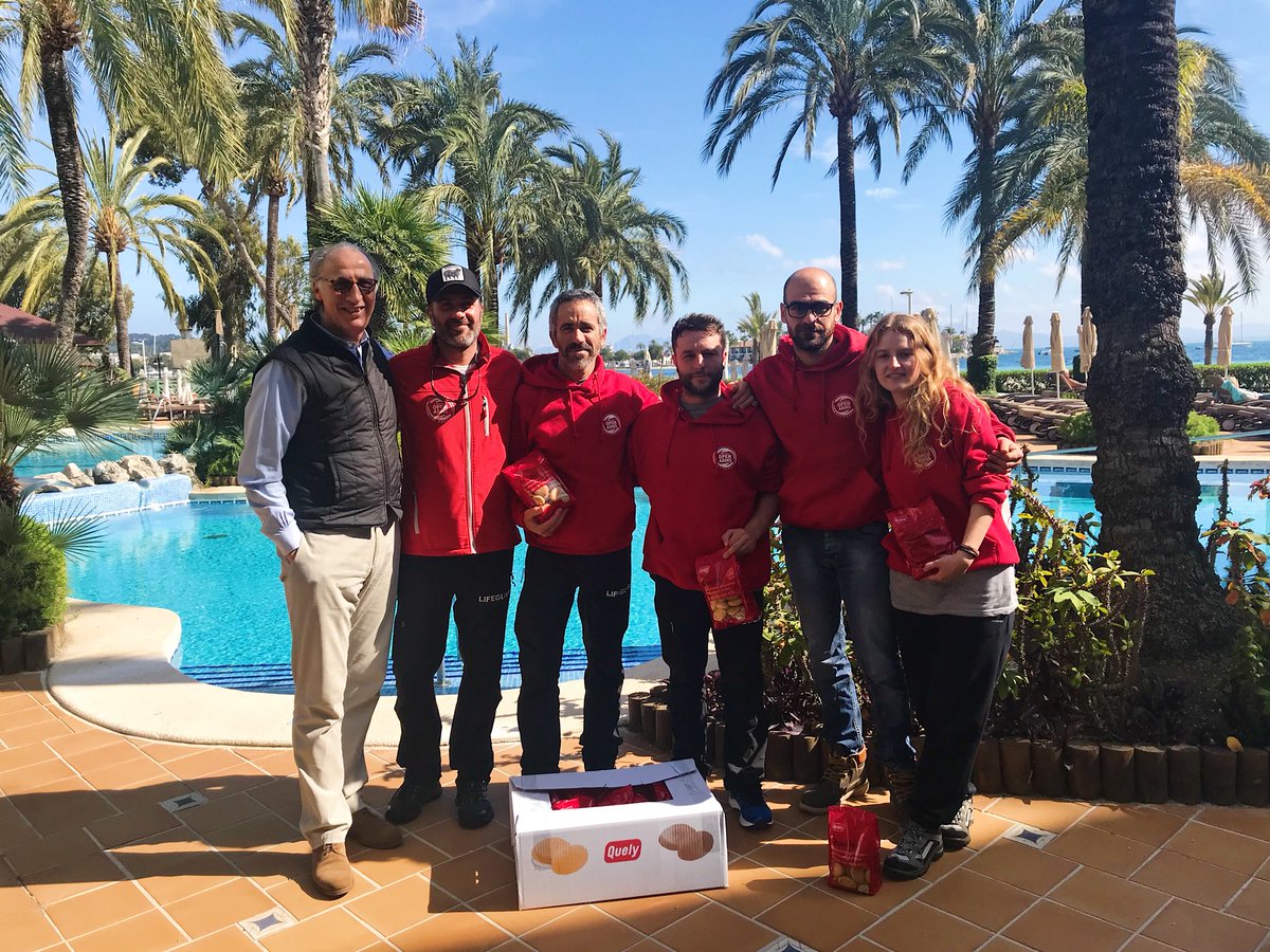 HotelsViva's tweet photo. Aprovechando que el #Astral está en Alcúdia hasta mañana, hoy hemos disfrutado de la compañía de los chicos de @openarms_fund en #VanityGolf. Siempre es un placer aportar nuestro granito de arena. #HotelsVIVA @galletas_quely https://t.co/LkANuLVgT3