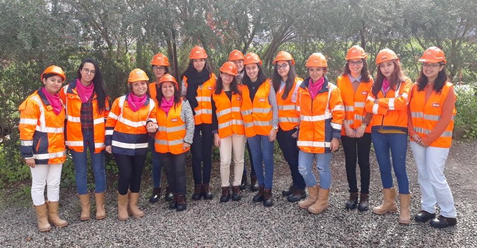 claudiapdacruz's tweet photo. Girls on the Move au #Maroc, c'était hier chez #Bymaro, filiale de @Bouygues_C! Une belle et riche journée sur des chantiers et au siège! Merci à nos femmes ingénieures, vous êtes des #rolemodels inspirantes! #GOM2018 https://t.co/KKuzjEzR4H