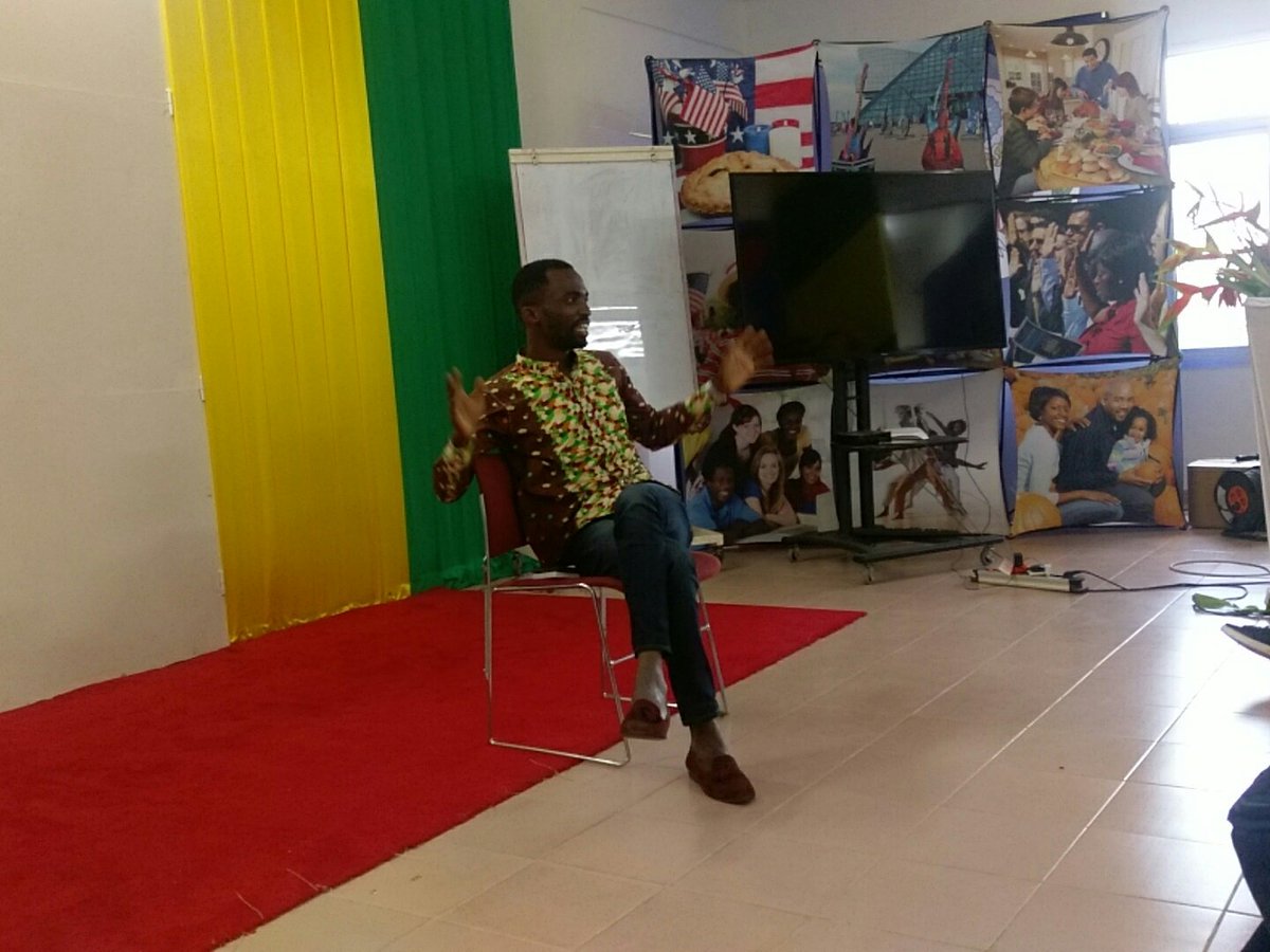 e2ctogo's tweet photo. @Hombe_Kafechina en direct du @AmericanCornerL pour le #cafe2c sur l'idéologie #politique @zackbawa @USEmbassyLome. Quelle place pour les idées en politique aujourd'hui? https://t.co/fyprKujgNv