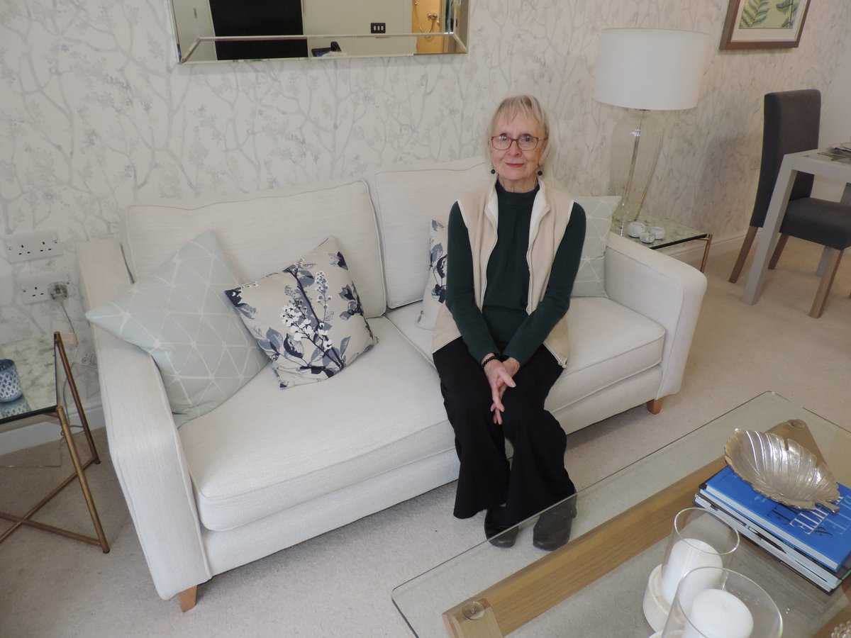 Congratulations to our FIRST shared owner to complete at #MelroseCourt today. Smiles all round, we hope she enjoys her first night! <a href="/YarlingtonHomes/">Yarlington Homes Sales</a> <a href="/yarlingtonhg/">Yarlington Housing</a> #extracare #sharedownership #completion