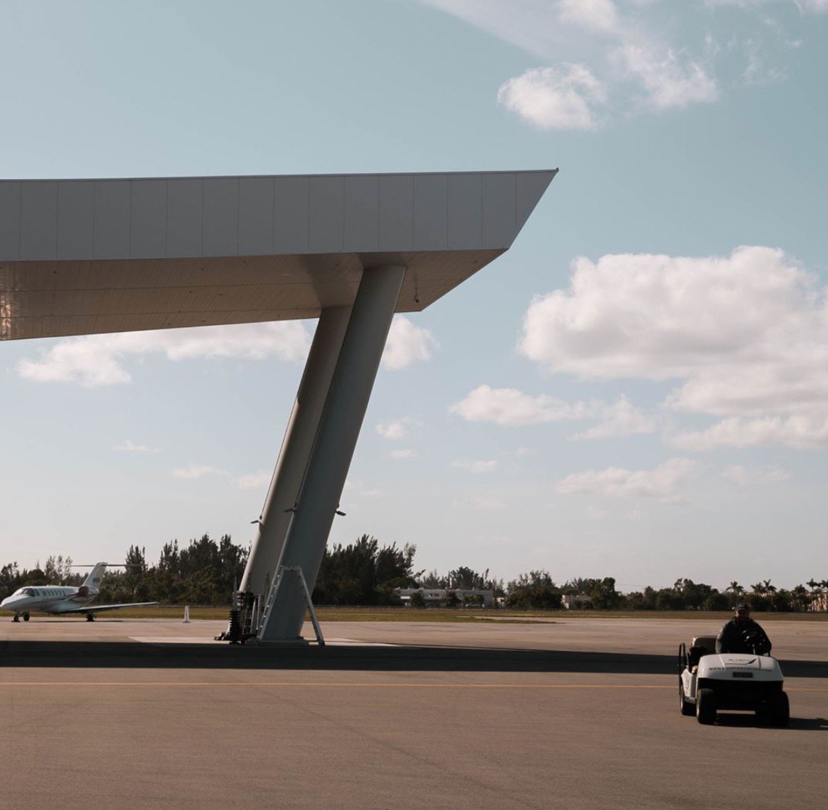 turnberryocean's tweet image. Fontainebleau Aviation is always on the move. #flyfamously