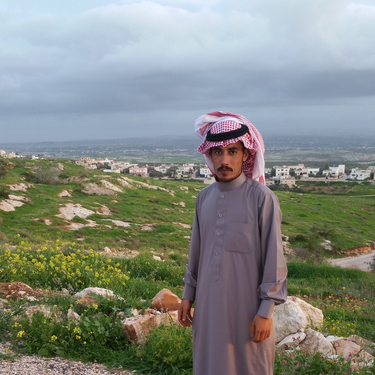 ما تلتفت عيني لأحد لو عندي يمرون
باقي على عهد الوفا لو قل إتّصالك..

اجوا اربد