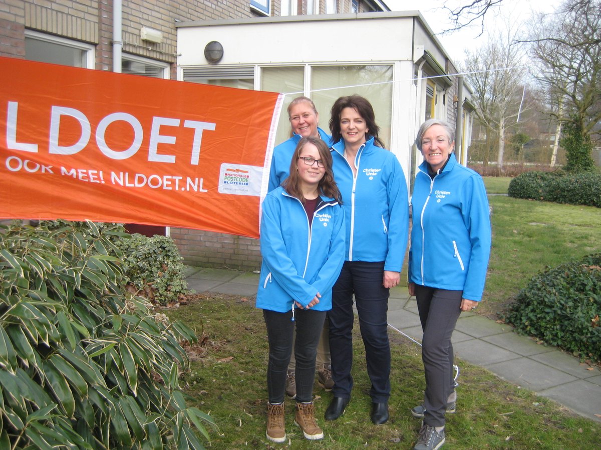 PresentDrachten's tweet photo. En we gaan nog even door met #NLdoet: bij de woongroep van Talant aan de Unia bakken drie bewoners van het AZC samen met vier leden van de #ChristenUnieSma pannenkoeken. Een van de bewoners heeft ze al goedgekeurd! Eet smakelijk. https://t.co/IzO8FvbbN5