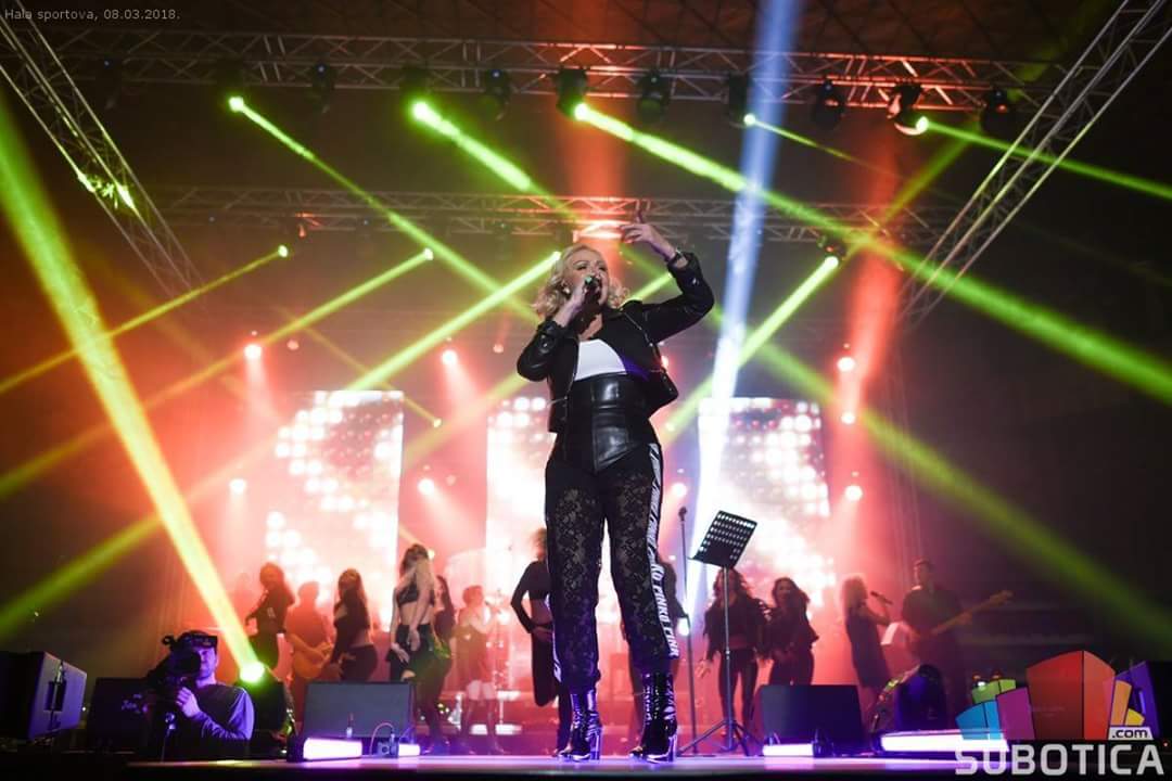 Melisa_Smriko's tweet photo. 08.03.2018🎶
U okviru #Velike #Svjetske #Turneje
"Zar je važno da l' se peva ili pjeva"
#Najveca #Balkanska #Zvijezda #LEPA #BRENA #sinoc je #priredila #Velicanstven #Spektakl #mnogobrojnoj #publici #fanovima u #Subotici🎶💛🎶
#JednaJeBrena💜 https://t.co/uvbCdZfIoe