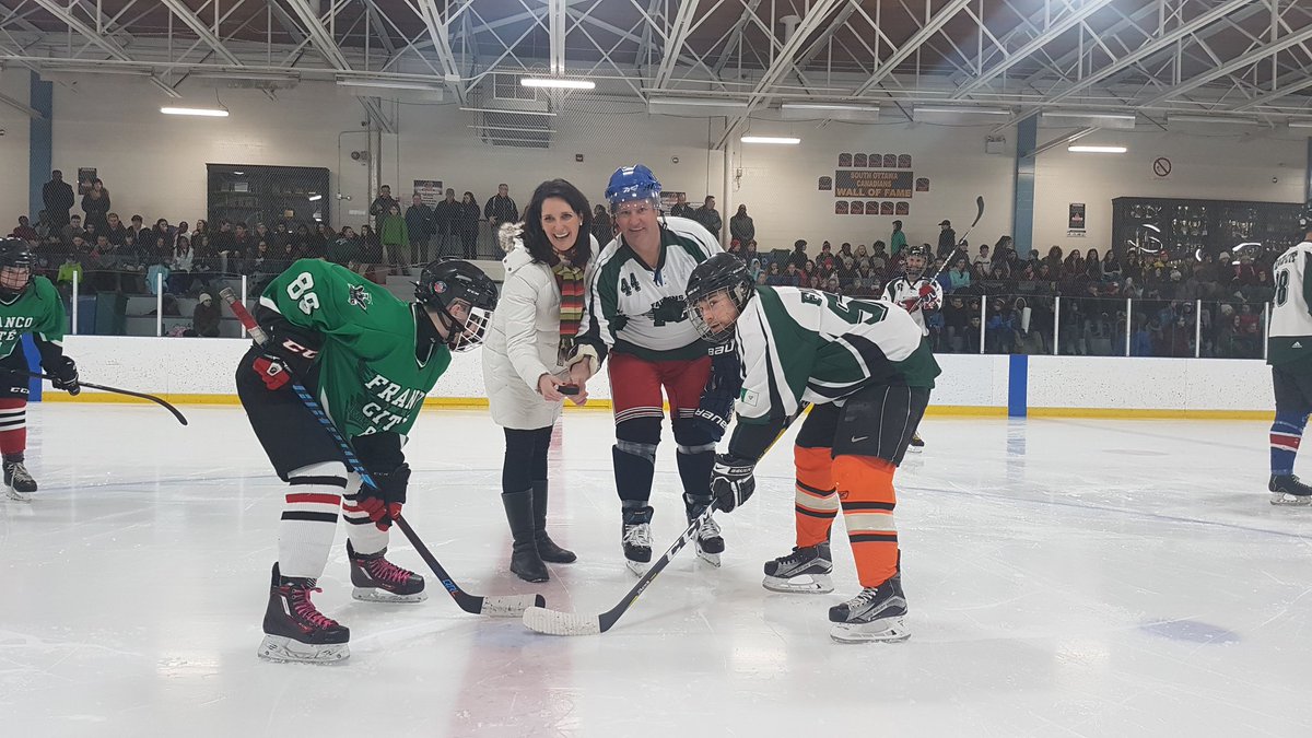 Franco_Cite's tweet photo. Mise au jeu officielle de la joute annuelle de hockey profs-élèves 7-8. Bon match! @ecolecatholique @FauconsFC https://t.co/ljxtxAm6Ee