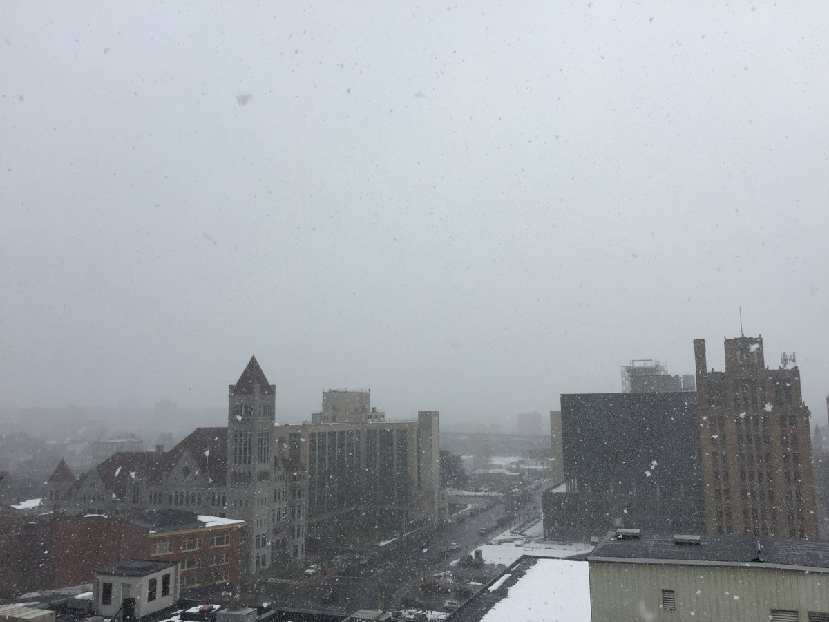 glenncoin's tweet image. A blast of lake effect snow coming through Syracuse right now. #notspringyet