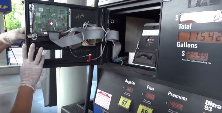 FOX17's tweet photo. Credit card skimmer found in Allegan County https://t.co/DtnfuTX37U https://t.co/ZAqb24SebE