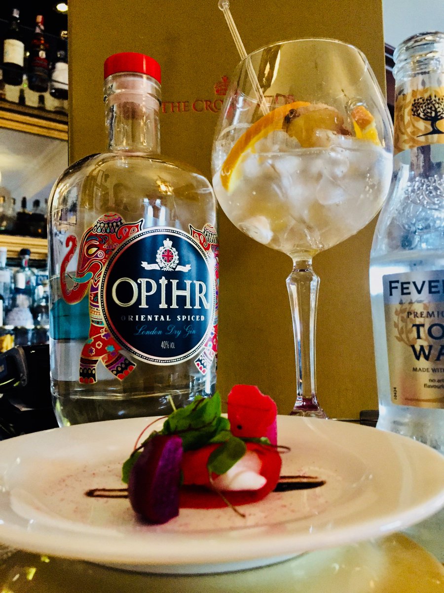 CrownClub_Gsy's tweet photo. Find that #FridayFeeling  @CrownClub_Gsy  with our fabulous #GinExperience #Opihr. Our fantastic bar team await you! #CrownClub #Gin https://t.co/Ipvyd2BD56