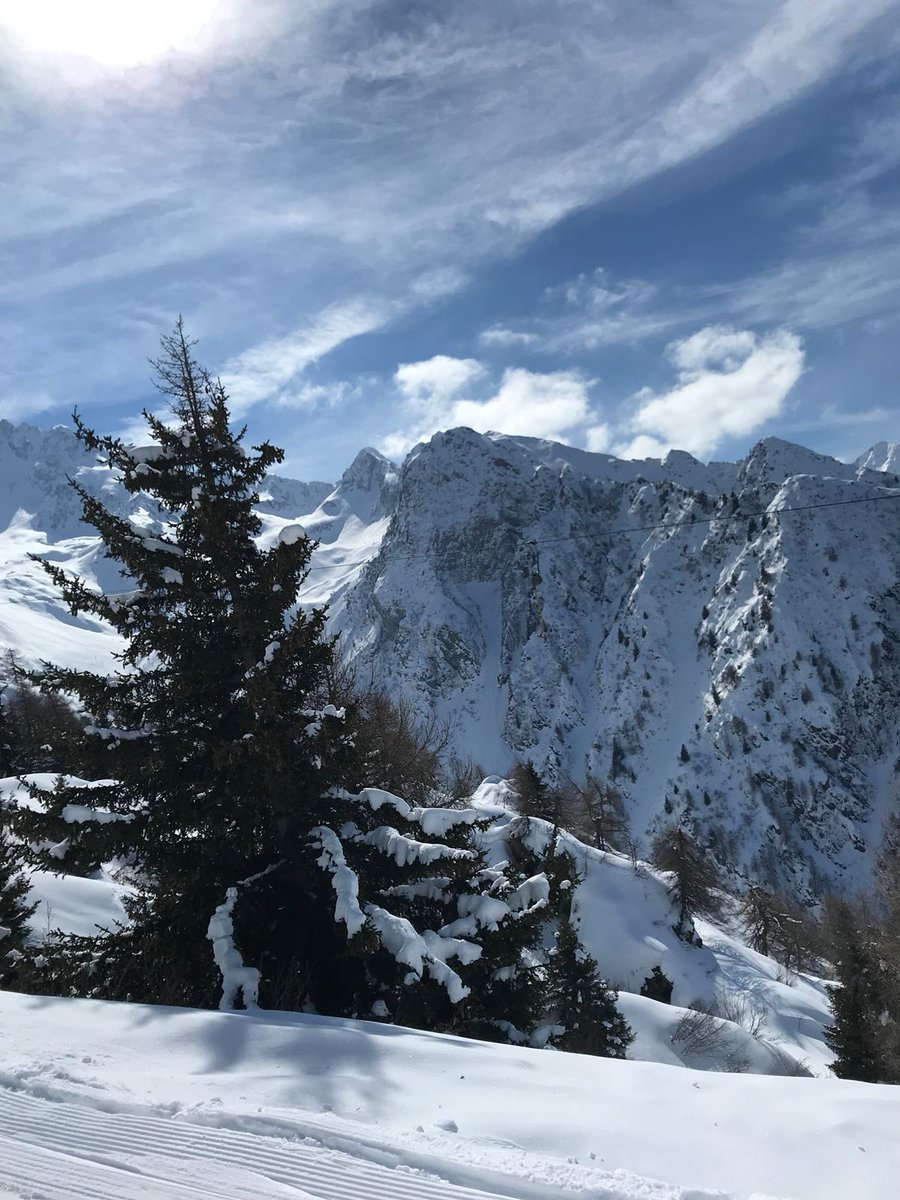 Idras_spa's tweet photo. Una giornata conviviale sugli sci per alcuni dei nostri clienti oggi: nella bellissima cornice di Ponte di Legno-Passo del Tonale si è tenuto l'evento Idras in collaborazione con il nostro partner Vaillant.
#idras #gita #neve #sci #tonale #pontedilegno #vaillant https://t.co/yDxzCM6MfZ