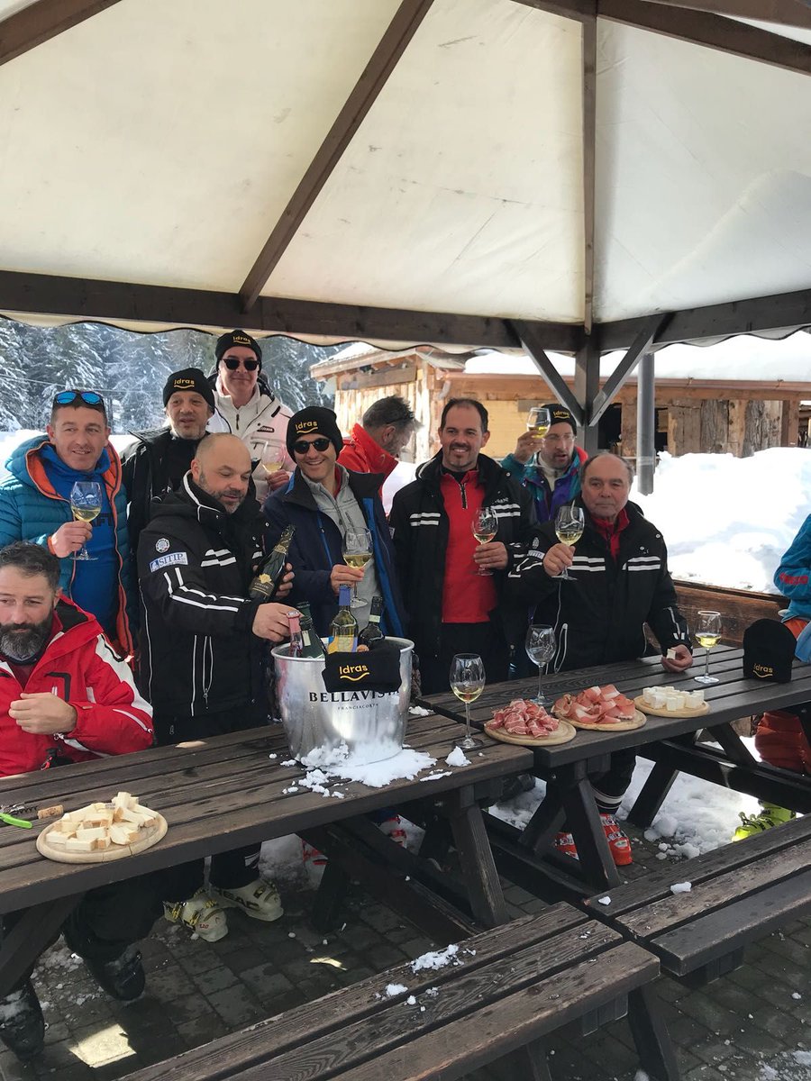 Idras_spa's tweet photo. Una giornata conviviale sugli sci per alcuni dei nostri clienti oggi: nella bellissima cornice di Ponte di Legno-Passo del Tonale si è tenuto l'evento Idras in collaborazione con il nostro partner Vaillant.
#idras #gita #neve #sci #tonale #pontedilegno #vaillant https://t.co/yDxzCM6MfZ