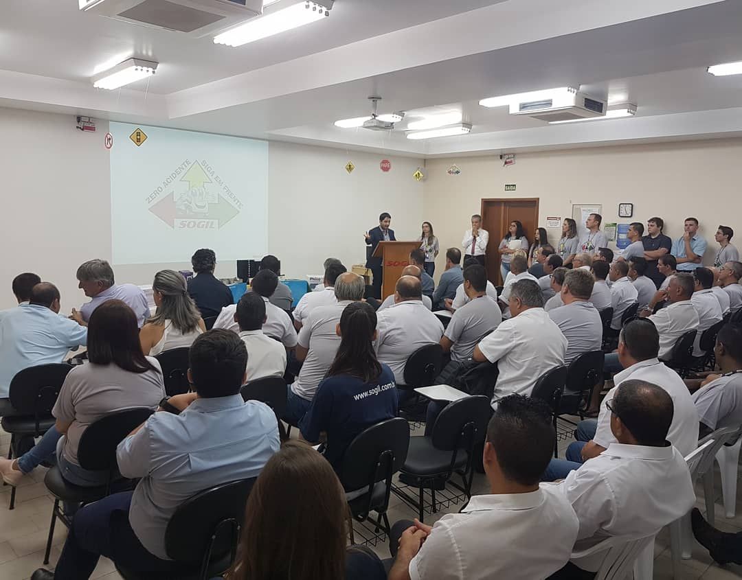 SOGIL_Oficial's tweet photo. E hoje foi dia de reconhecer e premiar 305 motoristas que estão de 1 a 12 anos sem acidentes na #SOGIL. 👏👏👏#ProgramaZeroAcidente #Motoristas 🚌🚌🚌#Reconhecimento https://t.co/pclhztBhGs