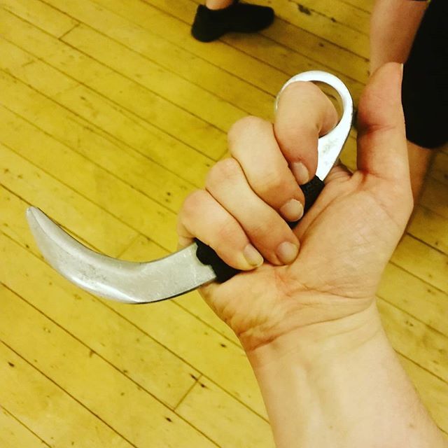 Martholio's tweet photo. THE CLAW. #actorslife🎬 #claw #escrima #combat #stagecombat #action #combatlab #twitter @idfight https://t.co/8lgaQMAJH6 https://t.co/hi93tyRzNH