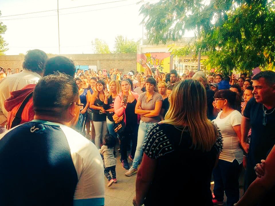 Region3E's tweet photo. 09.03.2018
Hoy fuimos a la #PP88 " Juan Vucetich" en el #km47.700 de Virrey del Pino. Y #escuchamos a los Padres, les llevamos las novedades que había de parte de la Pcia de Bs. As. Por otro lado se ha comprometido el Consejo Escolar ha llevar soluciones.
@Region3E https://t.co/fkezEwolw1