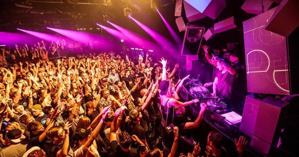 koeln_de's tweet photo. Hallo #Wochenende, da bist du ja endlich! 🎉 👋 Das sind unsere #Partytipps für Euch: https://t.co/l1vZno9agM #kölle #feiern https://t.co/MScf9HUaDU