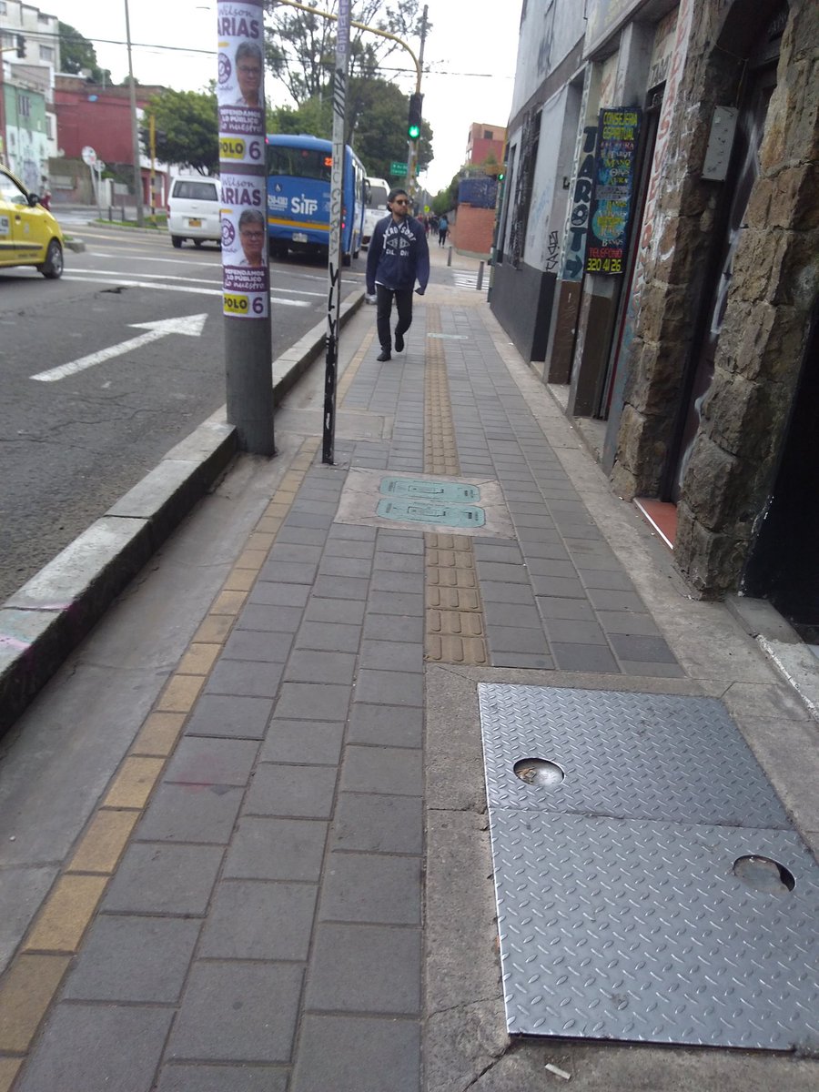 _dondelatorre's tweet photo. @wilsonariasc  ¿No le parece paradójico defender lo público y que los postes de la calle 45 estén llenos de su propaganda? https://t.co/JYZ3sCEUkL