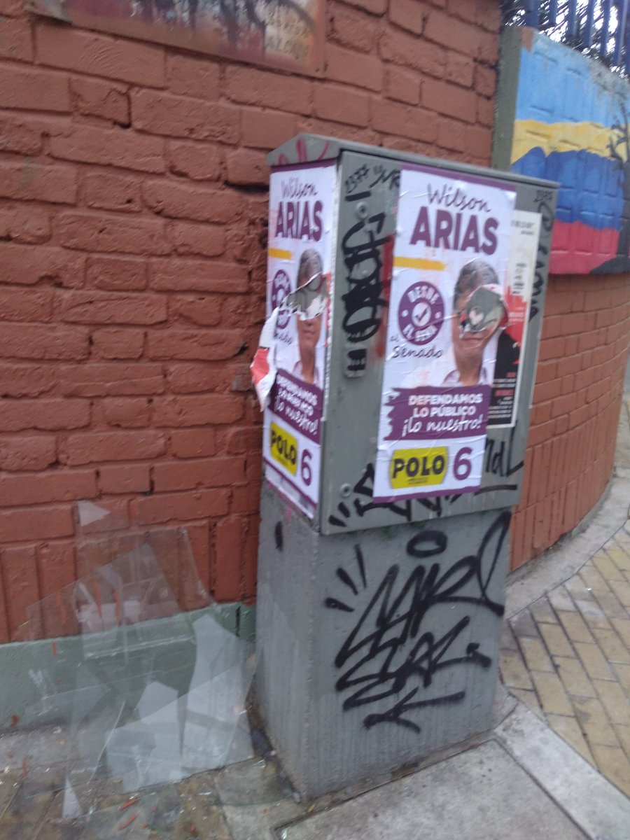 _dondelatorre's tweet photo. @wilsonariasc  ¿No le parece paradójico defender lo público y que los postes de la calle 45 estén llenos de su propaganda? https://t.co/JYZ3sCEUkL
