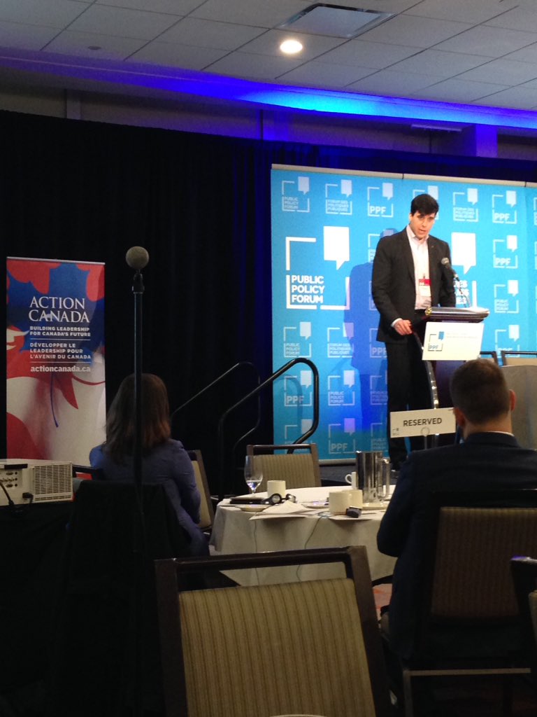 sabouria's tweet photo. @adamgoldenberg félicite les "YEFers" @YourEnergyFtr. Bravo aux équipes @actioncanada et @ppforumca pour ce programme et à l'année prochaine! https://t.co/cAR2XFYIT6