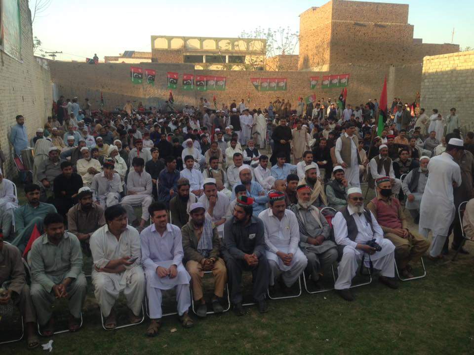 TeamPPP_KP's tweet photo. Former federal minister, #PPPKP leader Dr. Arbab Alamgir Khan Khalil addressing #PPP workers gathering at his constituency #Palosai Peshawar.
#PPP #KP https://t.co/FvUi99e9iD