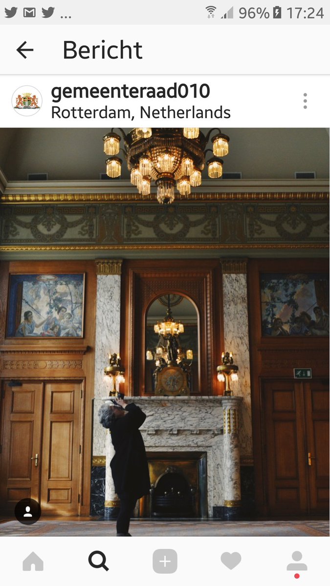 marian070249's tweet photo. Deze foto is gemaakt door #solveiga.saule in de #burgerzaal van het #stadhuis waar ik Wèl mn @Canon in gebruik had. Bij een mooie lamp
 #instawalkstadhuis 
#anderskijken
@MustSee010 https://t.co/F9NaVRFSy5