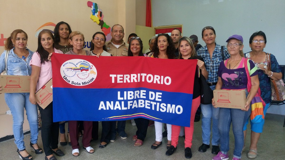 leoalvacabrera's tweet photo. #9Mar Por instruciones del Presidente obrero .@NicolasMaduro el Ministro @JauaMiranda con el apoyo del Gobernador @RMarcoTorres hemos entregados equipos Canaima a docentes y estudiantes de la Misión Robinson 2 Productivo #VeQRProtecciónDelPueblo https://t.co/umL7R1JlfY