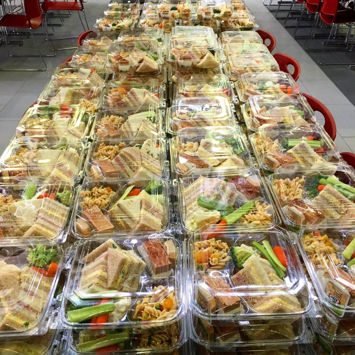 Merci à <a href="/Groupejerecois/">Le Groupe Je Reçois</a> de remplir les estomacs de nos délégués affamés! 🌯🥗