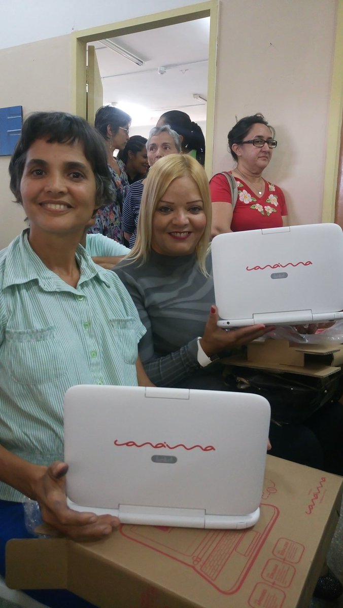 leoalvacabrera's tweet photo. #9Mar Por instruciones del Presidente obrero .@NicolasMaduro el Ministro @JauaMiranda con el apoyo del Gobernador @RMarcoTorres hemos entregados equipos Canaima a docentes y estudiantes de la Misión Robinson 2 Productivo #VeQRProtecciónDelPueblo https://t.co/umL7R1JlfY