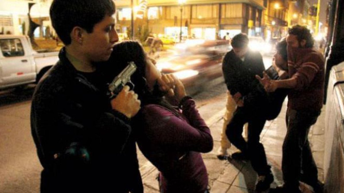 frarivasCoL's tweet photo. En 2017 el robo con violencia fue el delito que más creció en la #CDMX, y se posicionó en segundo lugar a nivel nacional por robo a transeúnte y en tercer lugar por robo a negocio. @ObsNalCiudadano https://t.co/yFxbV8wGSk  @animalpolitico @OCMXsegura https://t.co/1zk0ilfT46