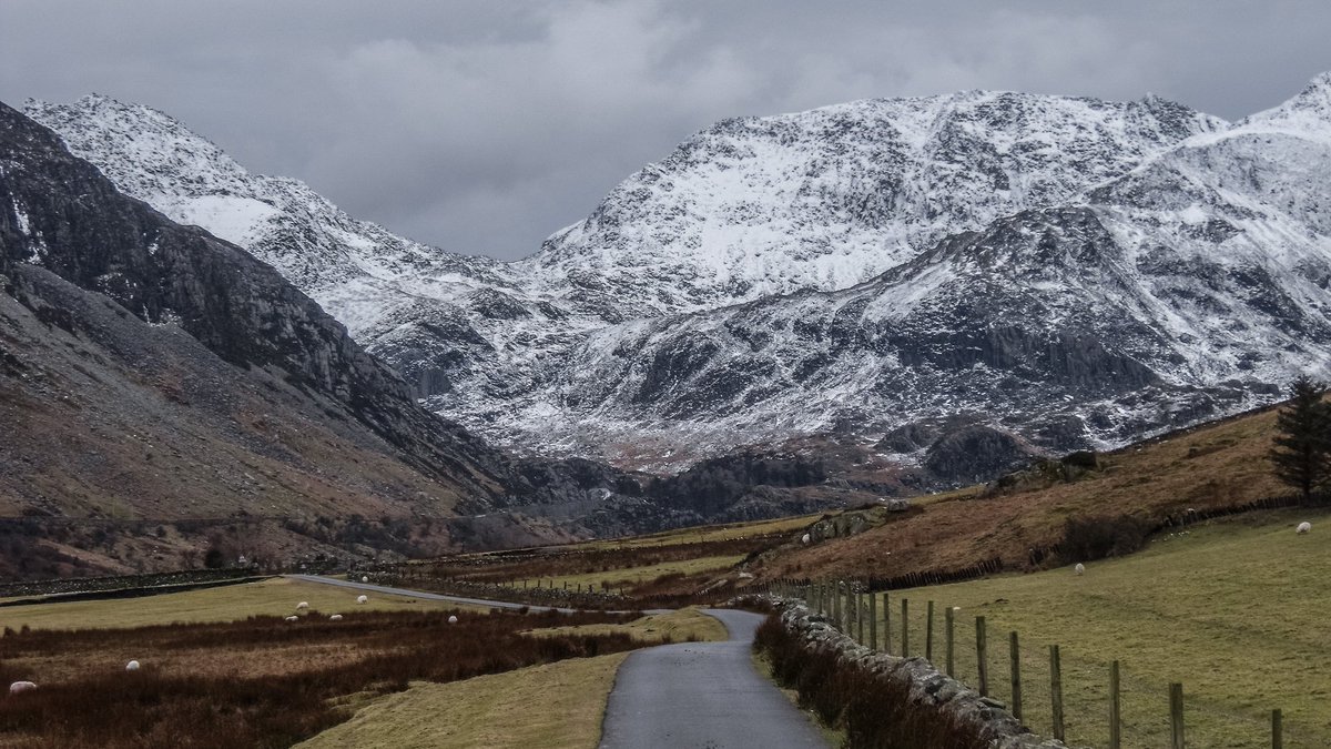 SIMONrun's tweet photo. Bike-Run-Bike mischief... at "you know where".... #Ffrancon #Ogwen #Snowdonia 😊🏃♂️🚴♂️🌨️ https://t.co/zYo9ejTKMj