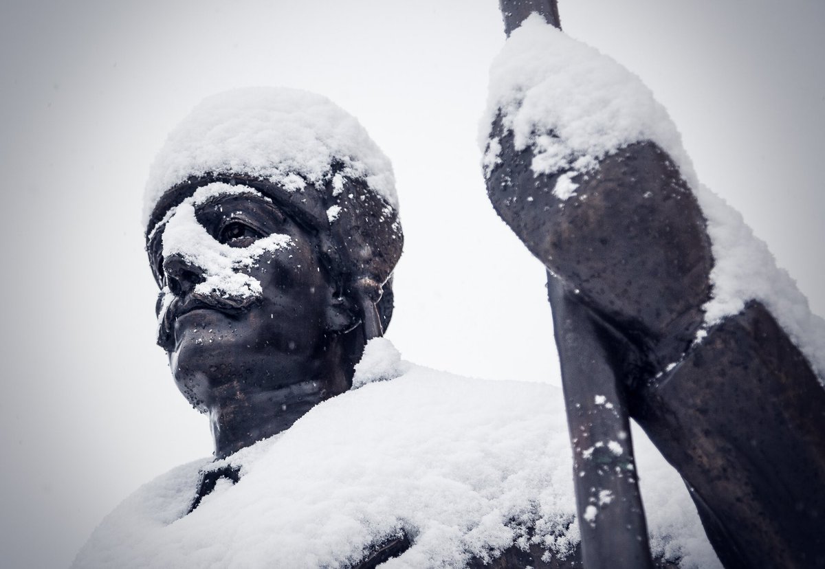 redresort's tweet photo. Add another 12cm from the last 24hours, giving Olaus a new coat and hat. #newwintercollection #REDresort #seeingRED 📷l @ryanflettmedia https://t.co/H1MvGj9QNp