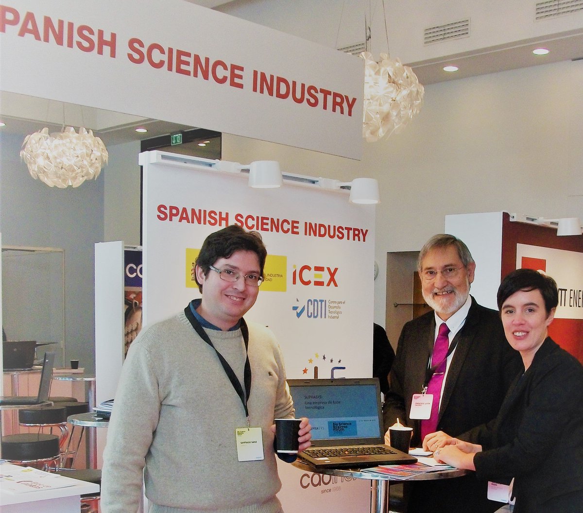 SUPRA_SYS's tweet photo. El delegado de SUPRASYS presentando la empresa en el stand de la industria de la ciencia española en el Foro Empresarial #BSBF2018 celebrado en Copenhague del 26 al 28 de febrero. https://t.co/sQiFs8Mtf1