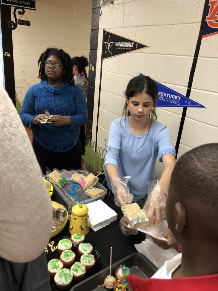 lonniebnelson's tweet photo. Bake sale for @StJude @sgrant1617 #RandomActsOfKindnessclub https://t.co/anxI27desS