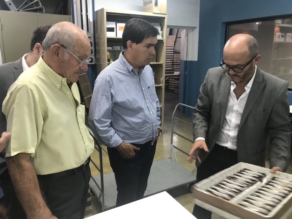 TizadoJavier's tweet photo. #VillaLynch | Más tarde, con @joaquinsabella1, estuvimos en #LGI (https://t.co/csh3ct6yFp) empresa líder en diseño y fabricación de anteojos de sol y armazones de receta, que exporta sus productos a gran parte de latinoamérica. https://t.co/X7e30buONF