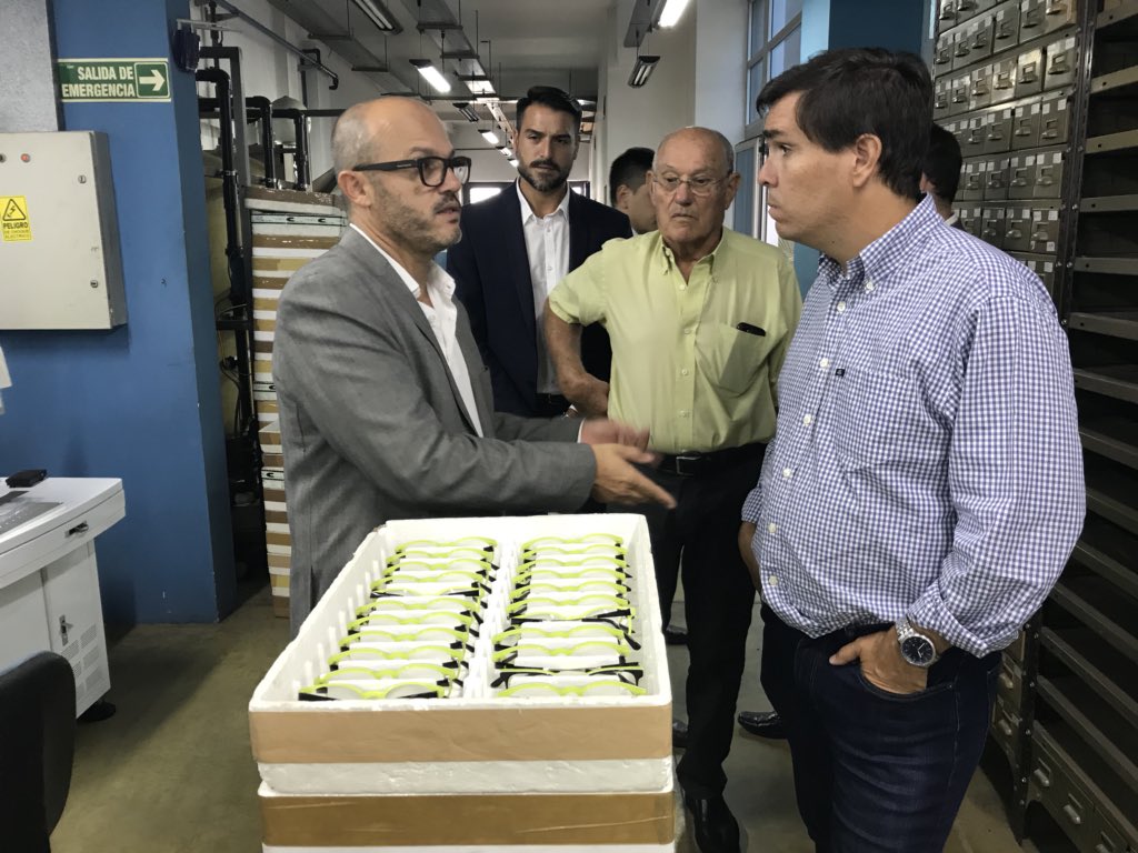 TizadoJavier's tweet photo. #VillaLynch | Más tarde, con @joaquinsabella1, estuvimos en #LGI (https://t.co/csh3ct6yFp) empresa líder en diseño y fabricación de anteojos de sol y armazones de receta, que exporta sus productos a gran parte de latinoamérica. https://t.co/X7e30buONF