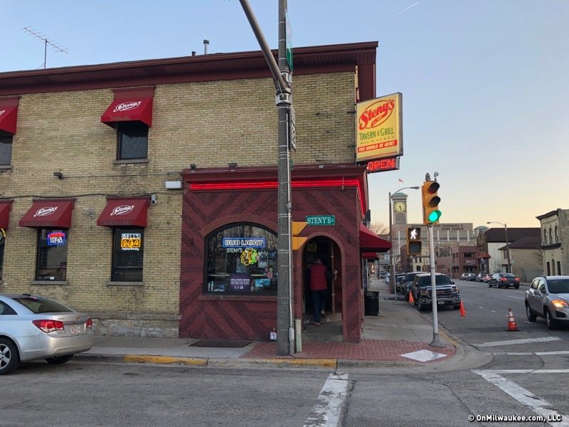 onmilwaukee's tweet photo. This week's #FishFry comes from @StenysTavern #ThankCodItsFriday #BestofBars https://t.co/LyjYELGkCb https://t.co/zFwFWCo4Uu