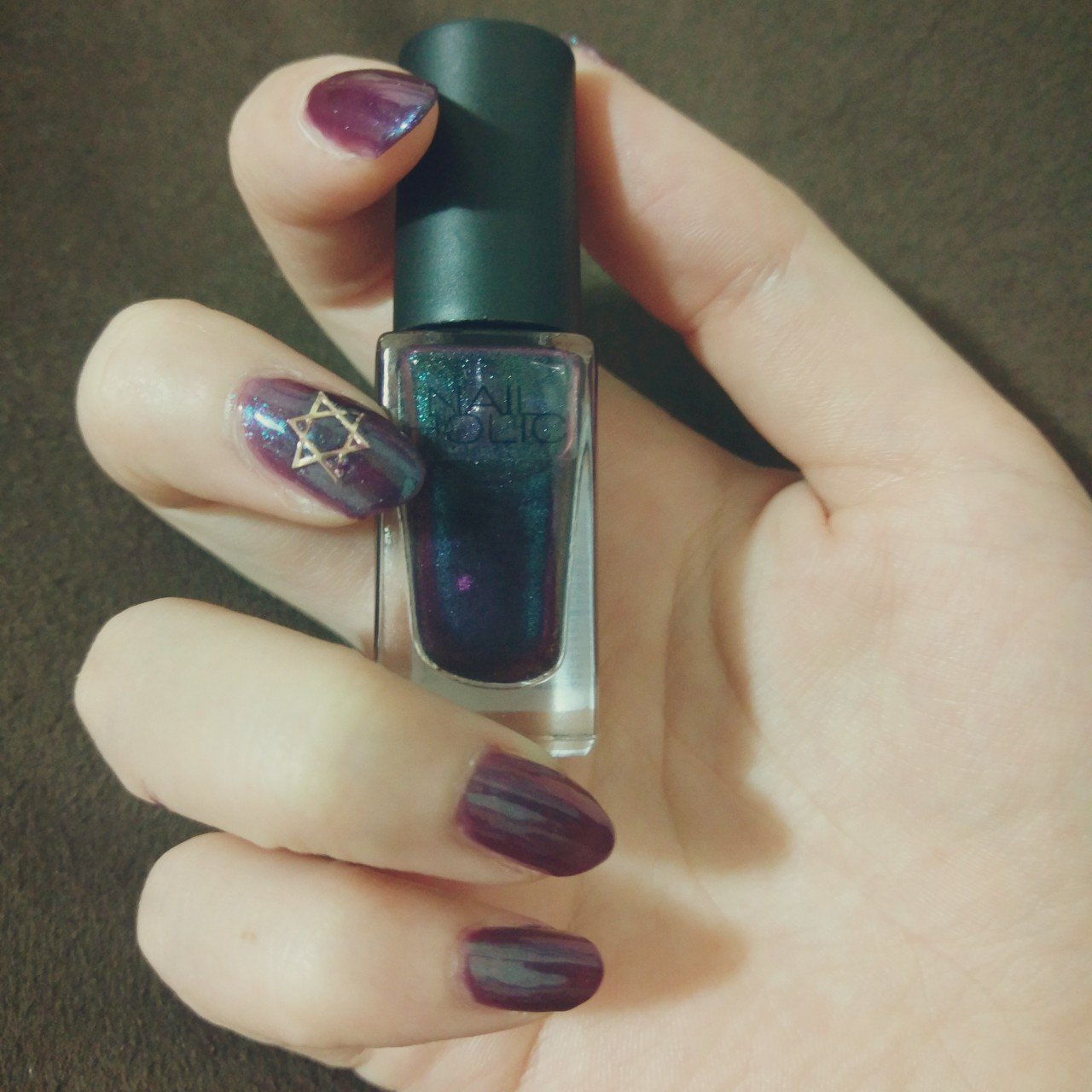 ট ইট র 麗良 0704 新木場 ネイルホリックの新色 試してみた 偏光パール入ってるパープル 四回ぬらないとこうならない ベージュ買うつもりが悩みまくってこの色に一目惚れして買ったよ 緑系がmacの玉虫色に似てるから