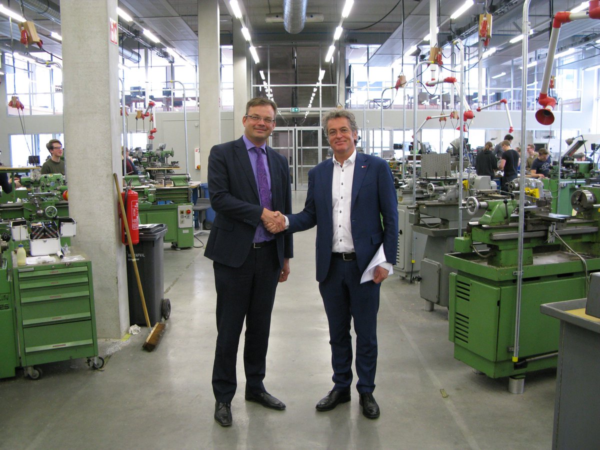 kjvdbent's tweet photo. Leidse instrumentmakers School gaat samenwerken met  Fieldlab Unmanned Valley Valkenburg. Vanmiddag overeenkomst getekend (en als toetje nog even ambachtelijk glasblazen!).  https://t.co/JHwL2FlrcD https://t.co/UX5acYqAVI