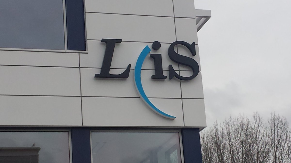 kjvdbent's tweet photo. Leidse instrumentmakers School gaat samenwerken met  Fieldlab Unmanned Valley Valkenburg. Vanmiddag overeenkomst getekend (en als toetje nog even ambachtelijk glasblazen!).  https://t.co/JHwL2FlrcD https://t.co/UX5acYqAVI