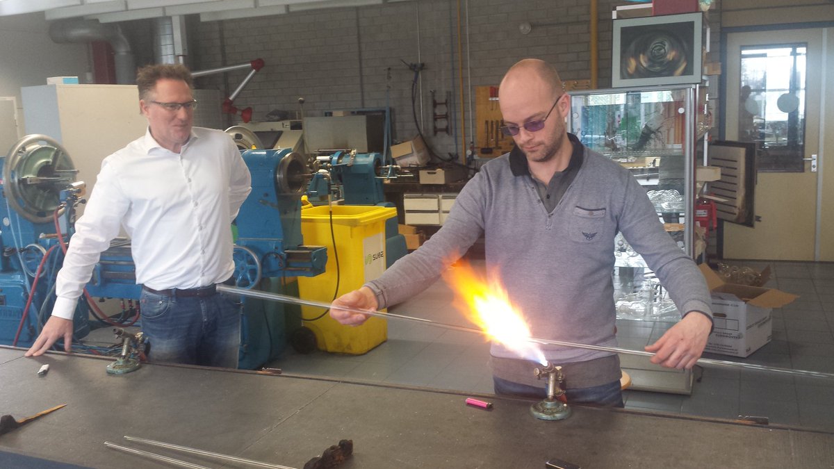 kjvdbent's tweet photo. Leidse instrumentmakers School gaat samenwerken met  Fieldlab Unmanned Valley Valkenburg. Vanmiddag overeenkomst getekend (en als toetje nog even ambachtelijk glasblazen!).  https://t.co/JHwL2FlrcD https://t.co/UX5acYqAVI