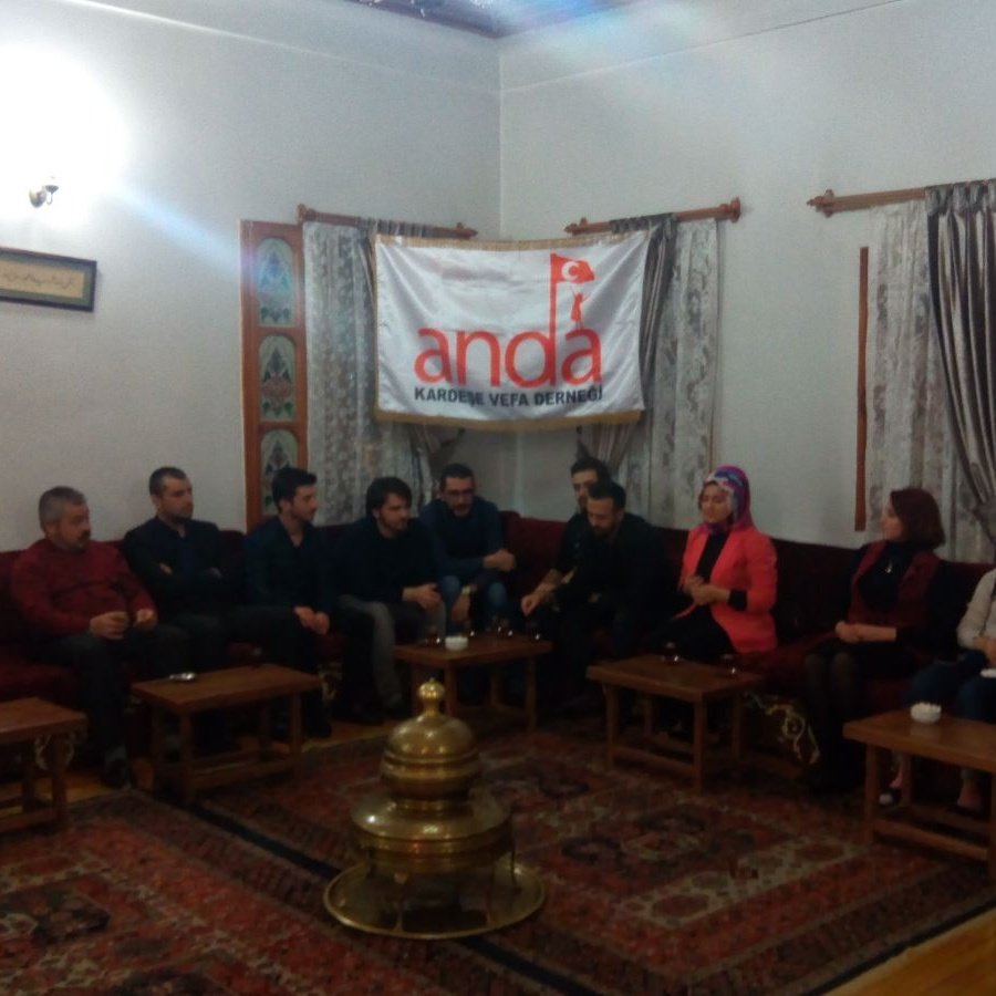 andasivas's tweet photo. Bu hafta Perşembe Sohbetlerinde 'Savaşın Çocuklarda Oluşturduğu Travma' konusunu işledik ve kadın katılımcılarımıza 8 Mart dünya kadınlar günü münasebetiyle çiçek armağan ettik. Konuşmacımız Betül Ürgüp hanımefendi tüm katılımcılara teşekkür ederiz. https://t.co/Xt8YA7ss6F