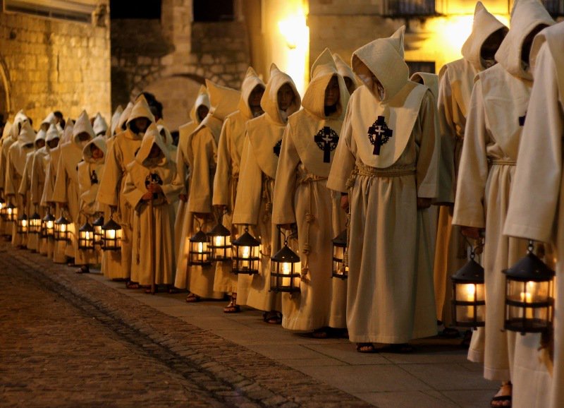 Se acerca la #SemanaSanta y queremos llevarte a 8 lugares de #CastillayLeón donde se vive esta tradición intensamente -> goo.gl/aSofiq