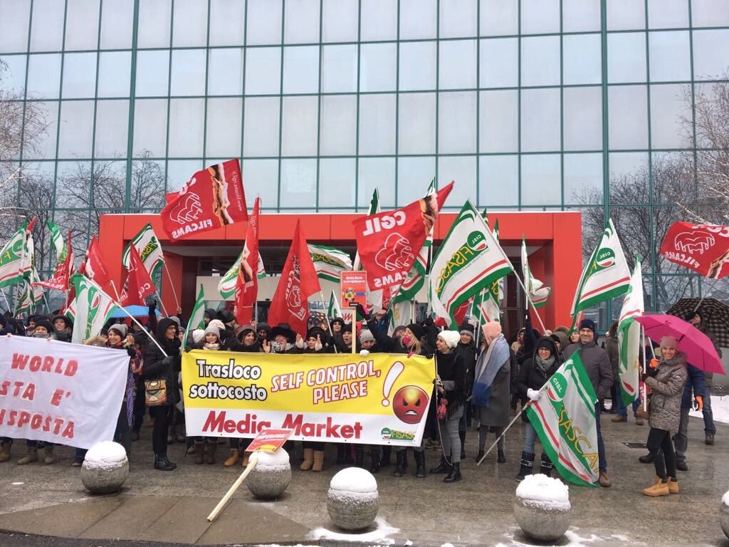 FisascatCisl75's tweet photo. #Mediamarket #Mediaworld Prosegue la mobilitazione, ulteriori 8 ore di sciopero vs esuberi e trasferimenti. A rischio oltre 700 addetti, i sindacati chiedono l’intervento del @MinLavoro @ElenaVanelli Salvaguardare occupazione https://t.co/xcG77TEeBt https://t.co/RHAU8tQIbQ
